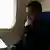 El presidente ucraniano, pensativo, sentado en un camerino del tren. 