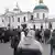 Прихожане УПЦ МП возле Крестовоздвиженского храма в Лавре, 29 марта 2023 года