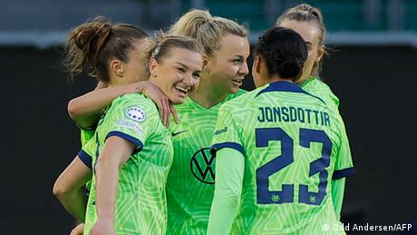 Alexandra Popp (2.v.l.) freut sich mit einigen Spielerinnen des VfL Wolfsburg über ihren Treffer zum 1:0.
