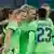 Alexandra Popp (2.v.l.) freut sich mit einigen Spielerinnen des VfL Wolfsburg über ihren Treffer zum 1:0.