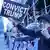 Em Nova York, mulher segura cartaz com as palavras: "Condenem Trump"