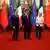 Prezydent Francji, prezydent Chin i przewodnicząca Komisji Europejskiej stają razem do oficjalnego zdjęcia przed rozmowami w Pekinie.