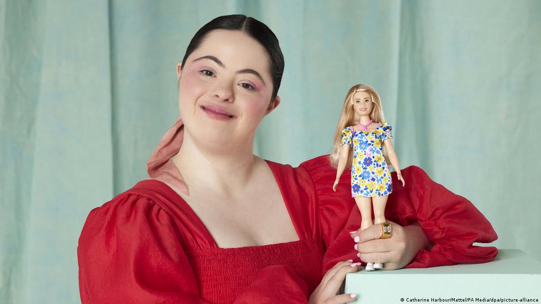 Model Ellie Goldstein, down sendromlu Barbie'yi tanıtıyor