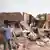 Un homme regarde sa maison détruite à Khartoum (photo du 25 avril 2023)