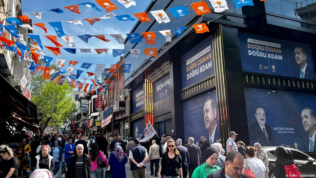 Bursa'da sokaklar parti bayraklarıyla donatılmış durumda 