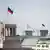 Российский флаг над посольством РФ в Берлине и купол Рейхстага на заднем плане
