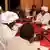 Photo du gouverneur du Darfour Nord, Osman Mohammed, Yousuf Kibir, le chef de l'opposition islamiste soudanaise, Hassan Turabi du Parti du congrès populaire, et le négociateur en chef du mouvement pour la justice et l'égalité, Taj Eldin Niam, lors d'un atelier au troisième jour de la Conférence des parties prenantes du Darfour, à Doha, au Qatar.