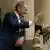 Oppositionspolitiker Donald Tusk winkt bei der Abstimmung über das neue Gesetz von der Besuchertribüne im Parlament