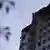 У житлову висотку в Голосіївському районі Києва влучили уламки збитого російського дрона.