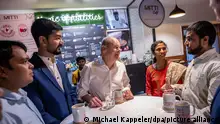 Bundeskanzler Olaf Scholz (SPD) spricht im Matti Café mit Fachkräften, die vor der Ausreise nach Deutschland stehen. Bengaluru ist die letzte Station der zweitägigen Reise des Kanzlers durch Indien. +++ dpa-Bildfunk +++