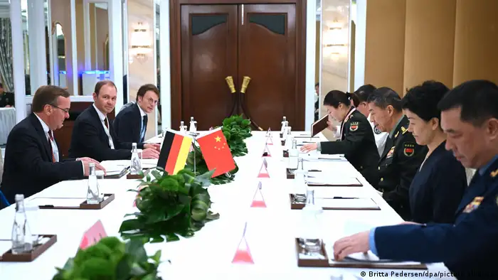 德国国防部长皮斯托里乌斯6月3日在新加坡与中国国防部长李尚福会晤