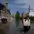 На улице одного из городов Херсонщины, пострадавшего от прорыва плотины Каховской ГЭС, 6 июня 2023 года