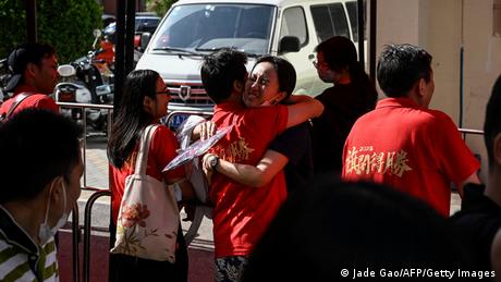 6月7日，北京的一处高考考场外，学生、家长、老师在开考前相互拥抱。