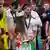 الجزائري سعيد بن رحمة يحمل كأس المؤتمر الأوروبي وبجانبه زميله في ويستهام، المغربي نايف أكرد (8 يونيو 2023) براغ
