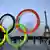 Olympische Ringe vor dem Eiffelturm in Paris.