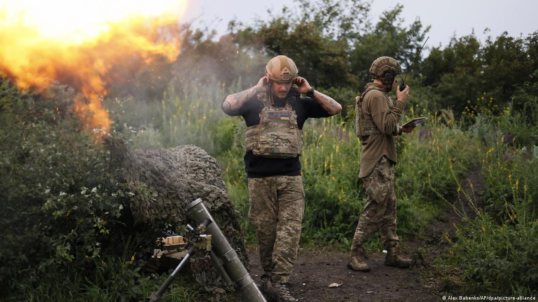 Ukraynalı askerler, Bahmut yakınlarında 82 mm'lik top atışı ile Rus mevzilerine saldırıyor - (29.06.2023) 