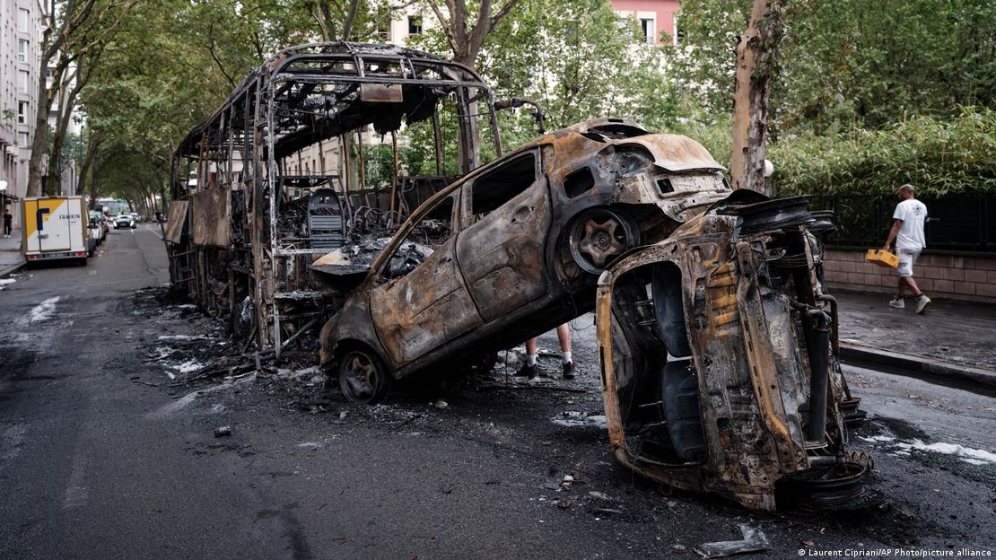 Nahel M.'nin polis tarafından öldürülmesini protesto eden bazı göstericilerinyaktığı araçlar - (30.06.2023 / Lyon)