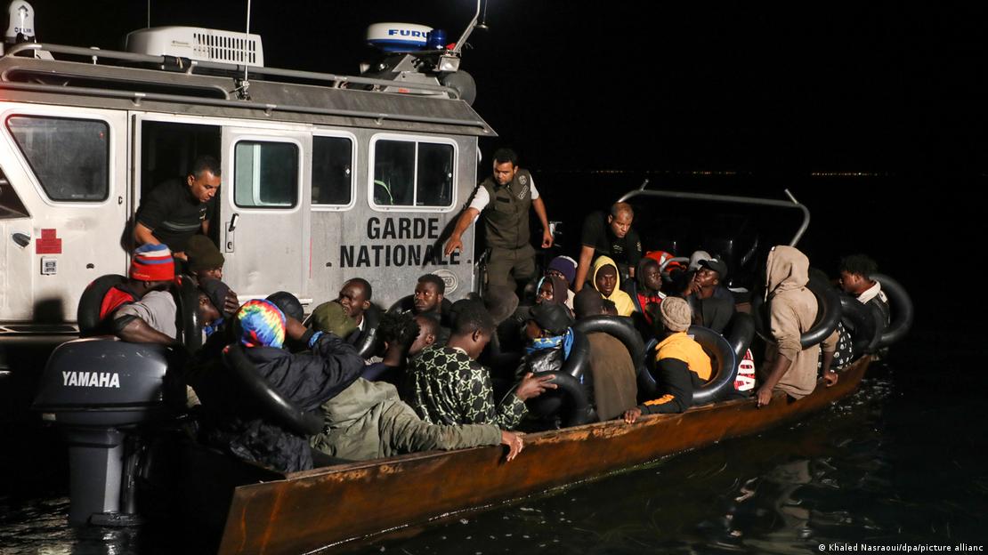Tunus Ulusal Deniz Muhafızları, Akdeniz'i geçmeye çalışan göçmenleri taşıyan küçük tekneleri durdurarak Tunus'un güneyindeki Sfax kenti sahiline götürüyor 