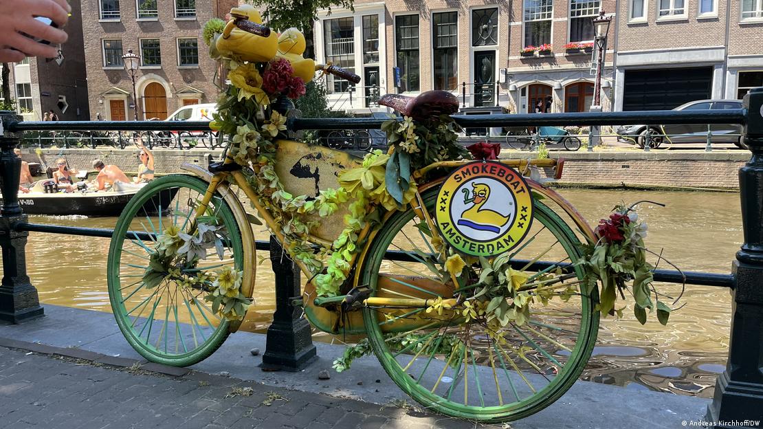 Amsterdam'da, üzerinde, içinde esrar içilebilen bir teknenin reklamının olduğu bir bisiklet