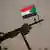  Un drapeau national soudanais est attaché à une mitrailleuse des forces paramilitaires de soutien rapide (RSF).
