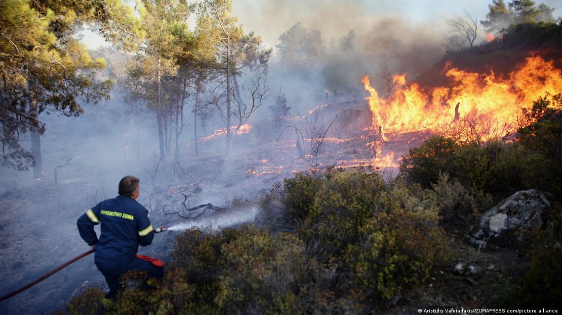Rodos'ta yaşanan orman yangınına müdahale eden bir itfaiye eri - (23.07.2023)