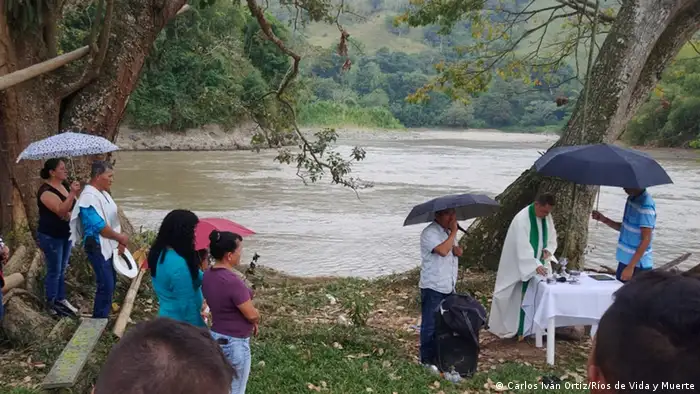 Kolumbien I Messe für Opfer in der Nähe des Flusses Cauca