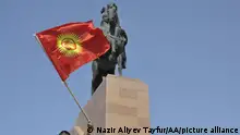 Флаг Кыргызстана на фоне памятника Манасу Великодушному в Бишкеке