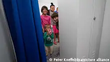 22.09.2023 Kinder mit ihren Eltern aus der Ukraine schauen aus einem Wohnabteil der Erstanlaufstelle in Mammendorf, nordwestlich von München.