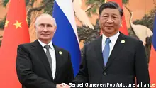 DIESES FOTO WIRD VON DER RUSSISCHEN STAATSAGENTUR TASS ZUR VERFÜGUNG GESTELLT. [CHINA, BEIJING - OCTOBER 18, 2023: Russia's President Vladimir Putin (L) and his Chinese counterpart Xi Jinping shake hands during a meeting at the Great Hall of the People. Sergei Guneyev/POOL/TASS]