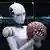 Illustration en 3 D montrant un robot humanoïde qui tient un cerveau humain en main et le regarde