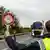 Walka z przemytnikami ludzi: funkcjonariusz niemieckiej policji zatrzymuje ciężarówkę na granicy niemiecko-polskiej