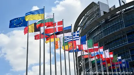 Frankreich Straßburg | Europäisches Parlament mit Ukraine-Flagge