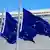 Avrupa Birliği Komisyonu'nun önünde sallanan AB bayrakları 