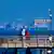 Гости морского курорта Бинц на острове Рюген наблюдают за прокладкой трубопровода к будущему СПГ-терминалу в порту Мукран 