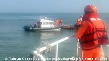 圖為今年2月14日中國漁船為躲避台灣海巡追緝翻覆畫面