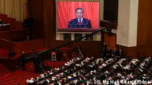 05.03.2024, China, Peking: Li Qiang, Ministerpräsident von China, (auf dem Bildschirm) spricht während der Eröffnungssitzung des Nationalen Volkskongresses (NVK) in der Großen Halle des Volkes in Peking, China. Trotz erheblicher wirtschaftlicher Schwierigkeiten hat sich China für das laufende Jahr ein ehrgeiziges Wachstumsziel von «rund fünf» Prozent gesetzt. Foto: Ng Han Guan/AP/dpa +++ dpa-Bildfunk +++