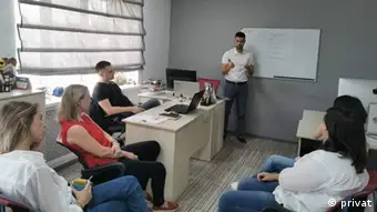 Gaygysyz Geldiyev conducting a training session for representatives from Ukrainian regional media outlets on Reinventing the Media Business under war conditions.