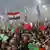 Multidão em protesto, sob cores da bandeira da Hungria