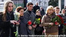 DIESES FOTO WIRD VON DER RUSSISCHEN STAATSAGENTUR TASS ZUR VERFÜGUNG GESTELLT. [RUSSIA, SOCHI - MARCH 23, 2024: People lay flowers at a makeshift memorial for the victims of the Crocus City Hall terrorist attack. On March 22, 2024, unidentified gunmen opened fire before the start of a concert at the Crocus City Hall in the town of Krasnogorsk near Moscow, and set off explosives that started a massive fire in the building. The Russian Investigative Committee reports over 60 people dead, more than 100 wounded. The Islamic State (banned in Russia) claimed responsibility for the attack. Dmitry Feoktistov/TASS]