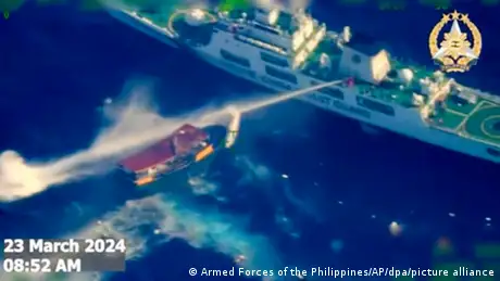 菲律宾外交部指责中国海警船3月23日在第二托马斯礁（中方称仁爱礁）用水炮攻击运送菲军士兵的民用船只，造成船只损坏、部分船员受伤
