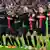  تشابي ألونسو مدرب ليفركوزن -في وسط الصورة- يحتفل مع فريقه أمام الجماهير بعد الفوز في مباراة كرة القدم في الدوري الألماني لكرة القدم بين باير ليفركوزن وهوفنهايم في تاريخ 30 / 03 / 2024.