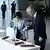Глава МИД Бельгии Аджа Лябиб и генеральный секретарь НАТО Йенс Столтенберг разрезают торт на церемонии по случаю 75-летия со дня основания альянса в штаб-квартире НАТО в Брюсселе