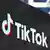 Logo TikToka przed amerykańską siedzibą firmy w Kalifornii