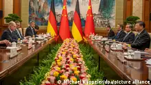 16.04.2024, China, Peking: Bundeskanzler Olaf Scholz (SPD) sitzt gegenüber von Xi Jinping, Staatspräsident von China, bei Gesprächen im Staatsgästehaus. Der Besuch bei Xi ist der Höhepunkt der dreitägigen Reise von Scholz durch China. Foto: Michael Kappeler/dpa +++ dpa-Bildfunk +++