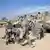 Irak'taki Kalsu Askeri Üssü'nde bir grup ABD askeri ve askeri araçlar - (14.11.2011)
