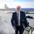 Bundespräsident Frank-Walter Steinmeier steigt in ein Flugzeug