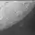 Esta foto en infrarrojo lejano tomada por la cámara del satélite Tiandu-2 el 8 de abril de 2024 muestra la Luna (L) y la Tierra.