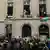 Estudiantes del centro universitario Science Po en París se acumulan en las afueras del establecimiento para protestar en favor de los palestinos.