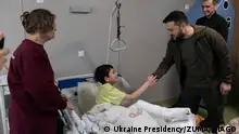  April 26, 2022, Kyiv, Ukraine: Ukrainian President Volodymyr Zelenskyy, right, visits with Ilya Matvienko being treated at the Okhmatdyt National Childrens Specialized Hospital, April 26, 2022 in Kyiv, Ukraine. The boy is one of two orphans evacuated from Mariupol during the Russian attack on the city. Kyiv Ukraine - ZUMAp138 20220426_zaa_p138_042 Copyright: xUkrainexPresidency/UkrainexPresix