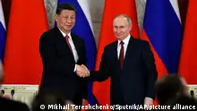 +++ARCHIV+++ FILE - Russian President Vladimir Putin, right, and Chinese President Xi Jinping shake hands after speaking to the media during a signing ceremony following their talks at The Grand Kremlin Palace, in Moscow, Russia, March 21, 2023. Putin says his regime is prepared to negotiate over the conflict in Ukraine in an interview with Chinese media on the eve of visit to partner Beijing that has backed Moscow in its full-scale invasion of its neighbor. (Mikhail Tereshchenko, Sputnik, Kremlin Pool Photo via AP, File)